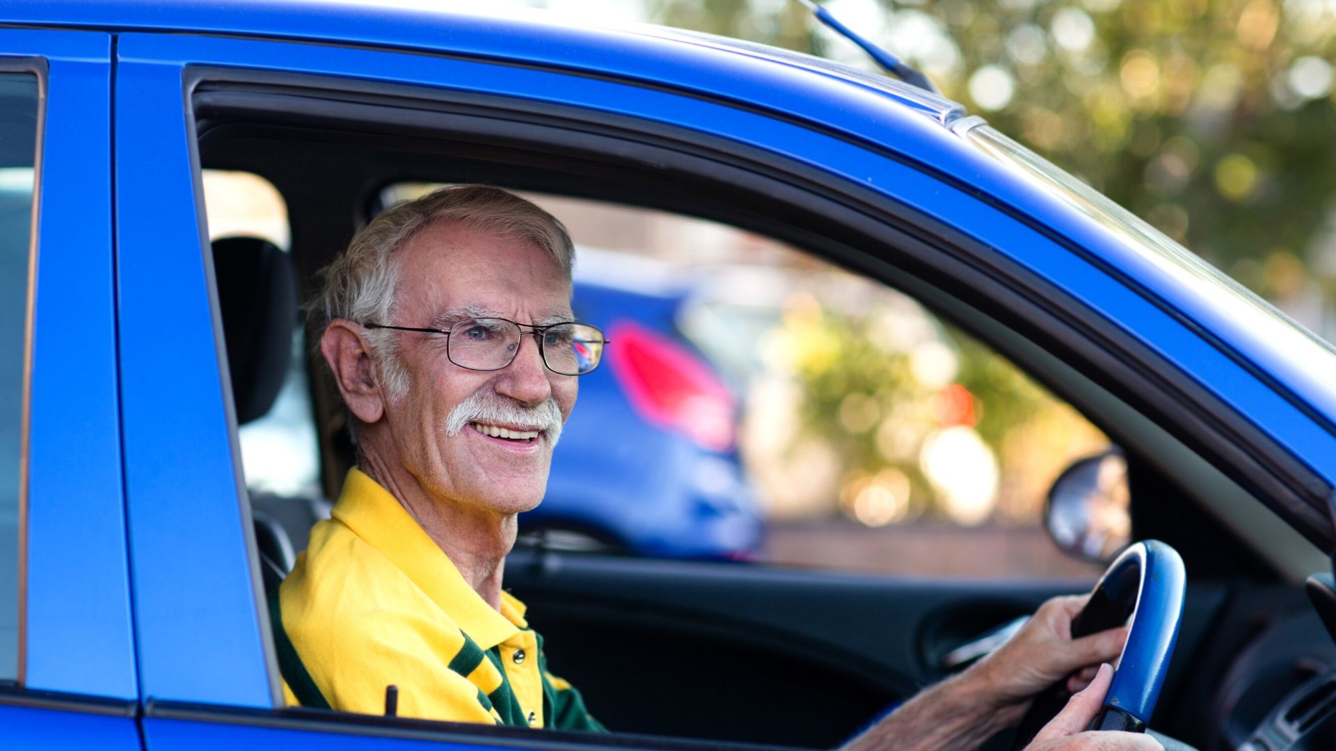 Driving older. Пенсионер на автомобиле. Пенсионер за рулем. Машина для пенсионеров. Водитель.