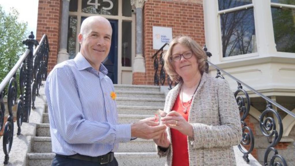 Sylvia Thompson being presented with the Global Lung Cancer Coalition (GLCC) award, for coverage of lung cancer, by Kevin O’Hagan, Cancer Prevention Manager with the Irish Cancer Society.